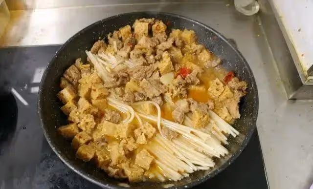 自製沙茶牛肉燜米粉，咸香開胃，好吃到停不下來，別有一番風味