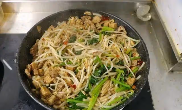 自製沙茶牛肉燜米粉，咸香開胃，好吃到停不下來，別有一番風味