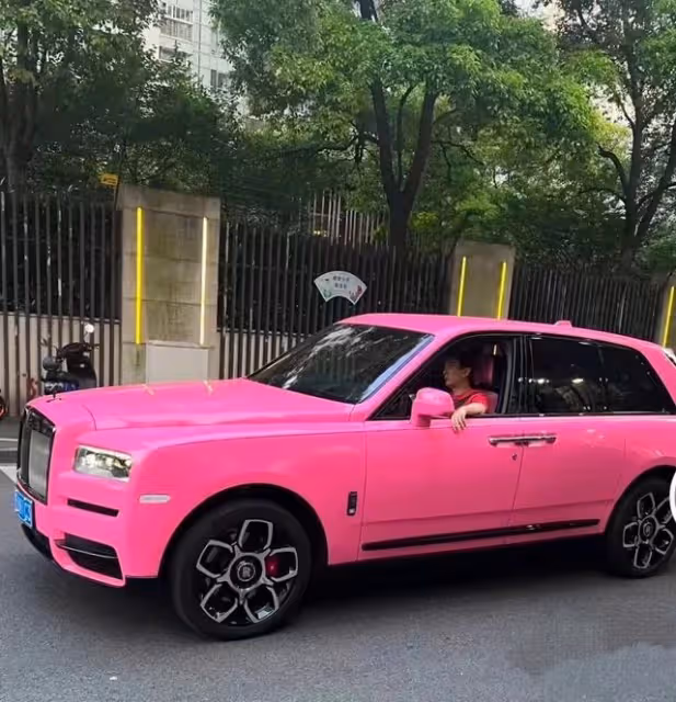 王思聰開豪車與女友出街，搖頭晃腦一臉享受，隨地彈菸灰素質堪憂