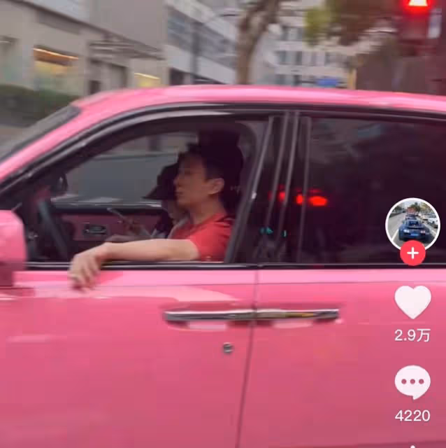 王思聰開豪車與女友出街，搖頭晃腦一臉享受，隨地彈菸灰素質堪憂
