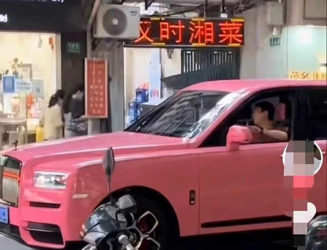 王思聰開豪車與女友出街，搖頭晃腦一臉享受，隨地彈菸灰素質堪憂
