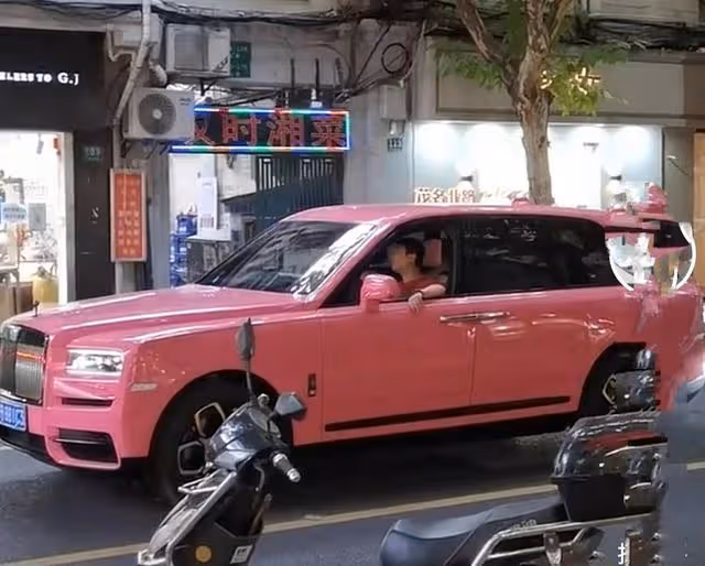 王思聰開豪車與女友出街，搖頭晃腦一臉享受，隨地彈菸灰素質堪憂