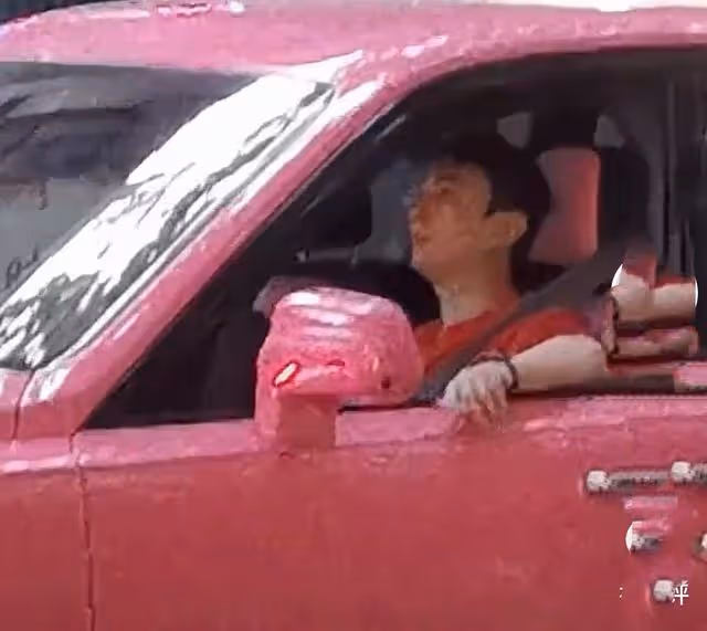王思聰開豪車與女友出街，搖頭晃腦一臉享受，隨地彈菸灰素質堪憂