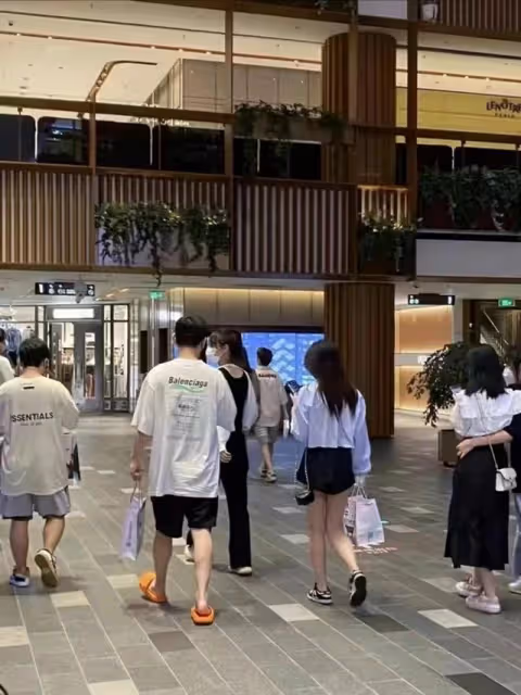 王思聰開豪車與女友出街，搖頭晃腦一臉享受，隨地彈菸灰素質堪憂