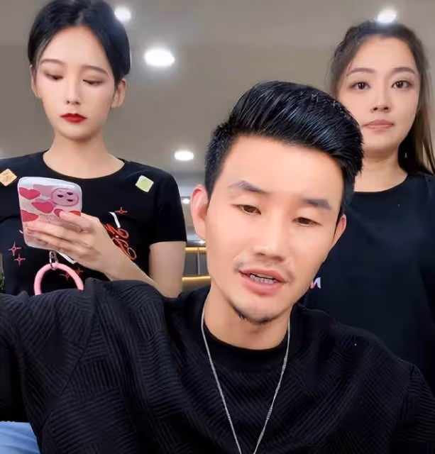 謝孟偉直播惹爭議！公然摸女助理大腿，直言美女站身旁屁股熱出汗