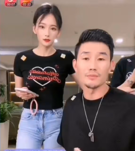謝孟偉直播惹爭議！公然摸女助理大腿，直言美女站身旁屁股熱出汗