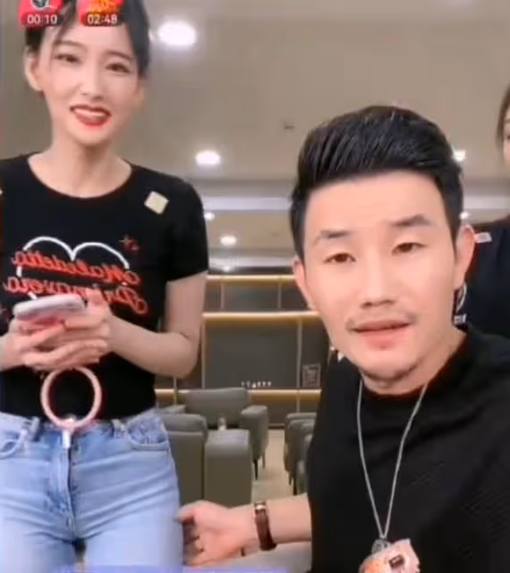 謝孟偉直播惹爭議！公然摸女助理大腿，直言美女站身旁屁股熱出汗