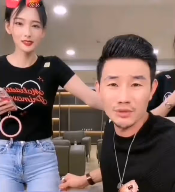謝孟偉直播惹爭議！公然摸女助理大腿，直言美女站身旁屁股熱出汗