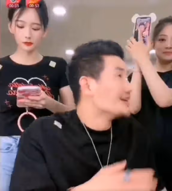 謝孟偉直播惹爭議！公然摸女助理大腿，直言美女站身旁屁股熱出汗