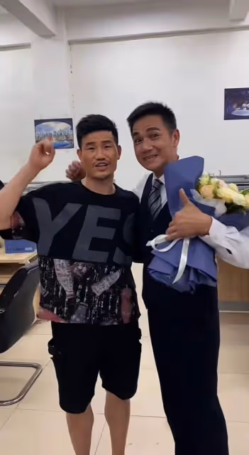謝孟偉直播惹爭議！公然摸女助理大腿，直言美女站身旁屁股熱出汗