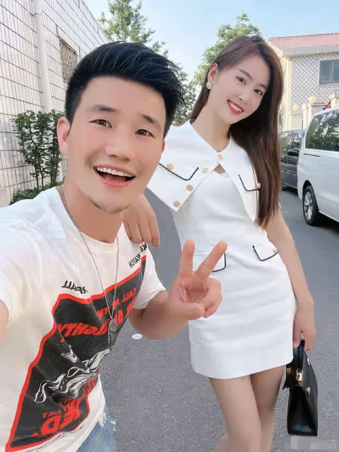 謝孟偉直播惹爭議！公然摸女助理大腿，直言美女站身旁屁股熱出汗