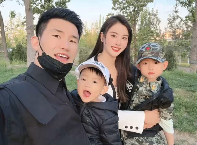 謝孟偉直播惹爭議！公然摸女助理大腿，直言美女站身旁屁股熱出汗