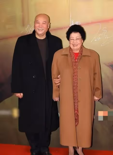 7位「傍富婆」的男星，有人不敢出軌，有人32年不敢喊「老婆」