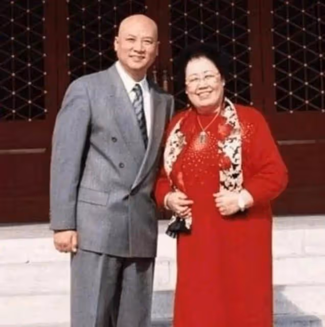 7位「傍富婆」的男星，有人不敢出軌，有人32年不敢喊「老婆」