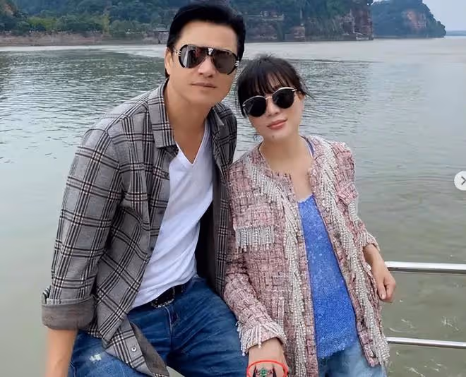 7位「傍富婆」的男星，有人不敢出軌，有人32年不敢喊「老婆」