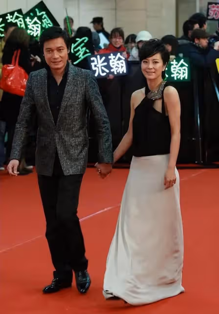 7位「傍富婆」的男星，有人不敢出軌，有人32年不敢喊「老婆」