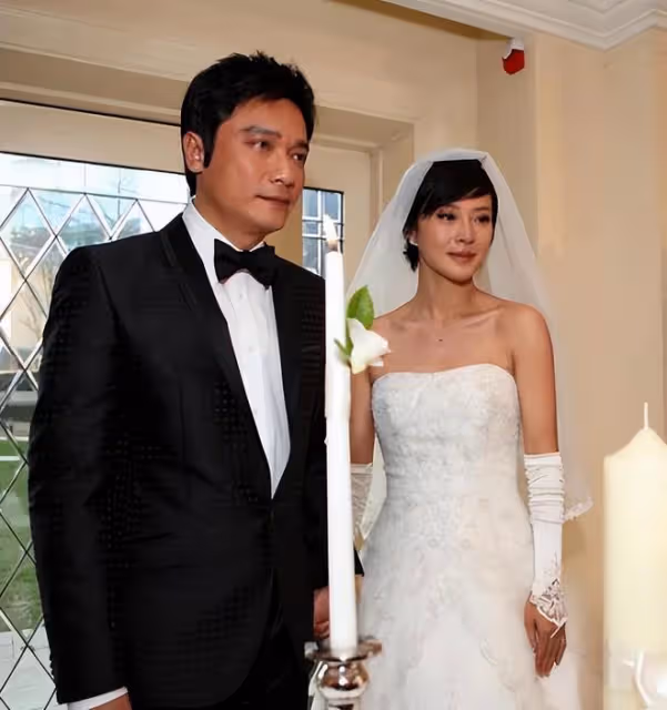 7位「傍富婆」的男星，有人不敢出軌，有人32年不敢喊「老婆」