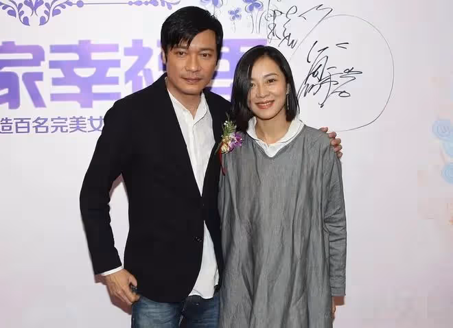 7位「傍富婆」的男星，有人不敢出軌，有人32年不敢喊「老婆」