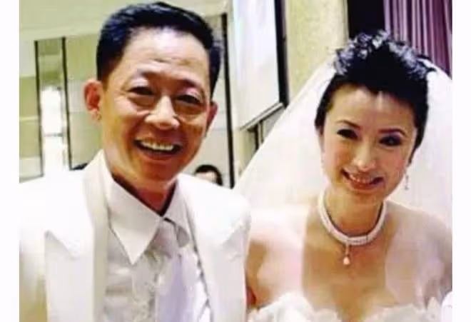 7位「傍富婆」的男星，有人不敢出軌，有人32年不敢喊「老婆」