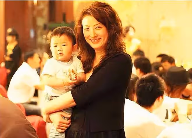 7位「傍富婆」的男星，有人不敢出軌，有人32年不敢喊「老婆」