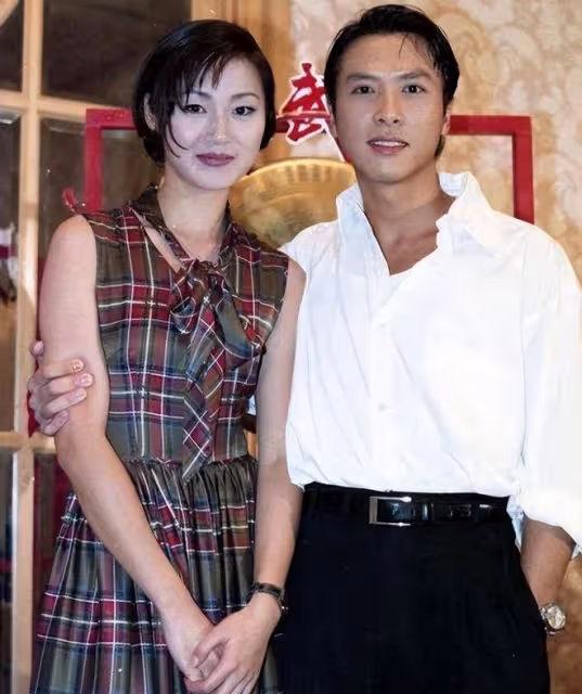 7位「傍富婆」的男星，有人不敢出軌，有人32年不敢喊「老婆」