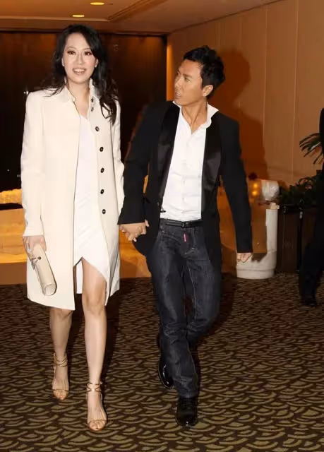 7位「傍富婆」的男星，有人不敢出軌，有人32年不敢喊「老婆」
