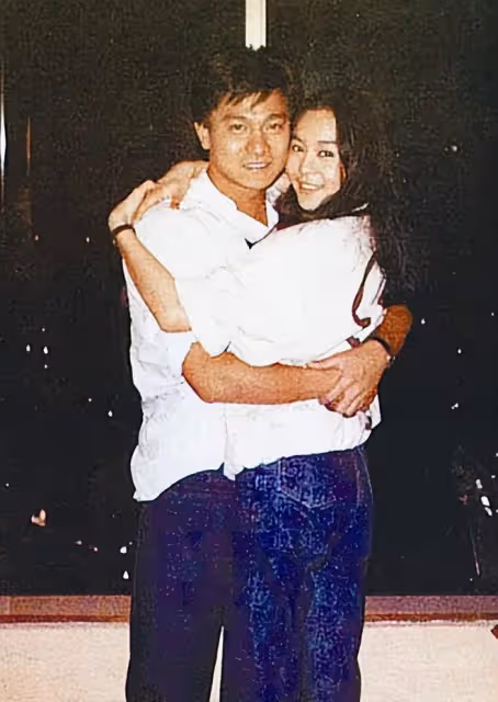 7位「傍富婆」的男星，有人不敢出軌，有人32年不敢喊「老婆」