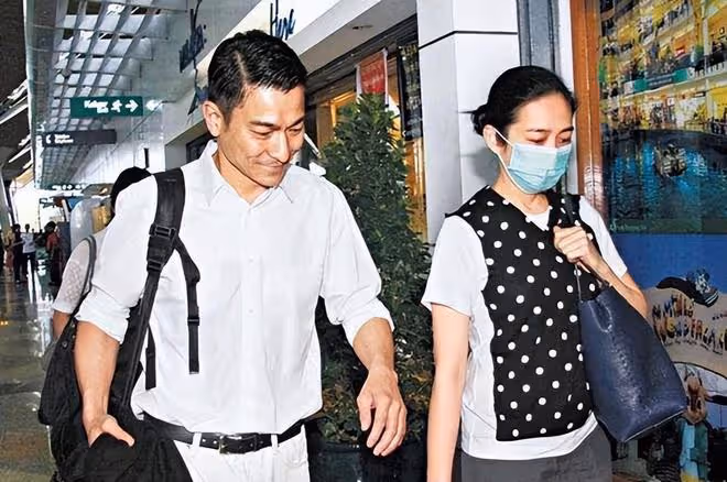 7位「傍富婆」的男星，有人不敢出軌，有人32年不敢喊「老婆」