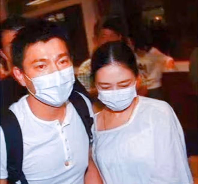 7位「傍富婆」的男星，有人不敢出軌，有人32年不敢喊「老婆」