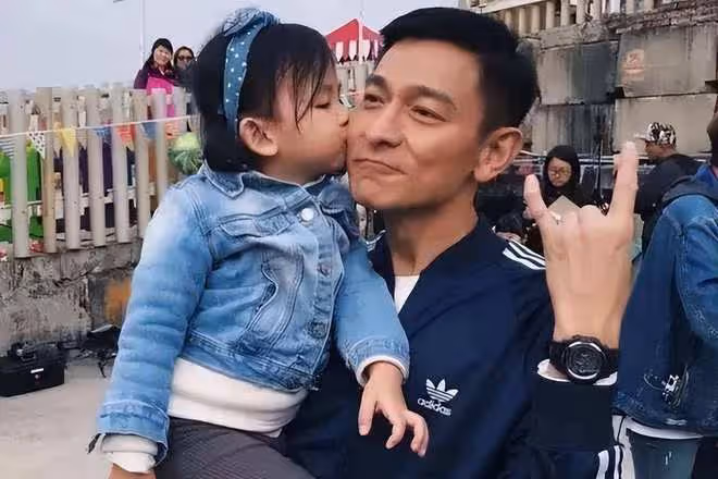 7位「傍富婆」的男星，有人不敢出軌，有人32年不敢喊「老婆」