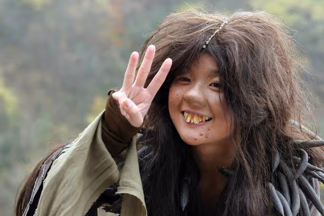 大齙牙、香腸嘴、丑到認不出！這9位扮丑的演員才是真敬業