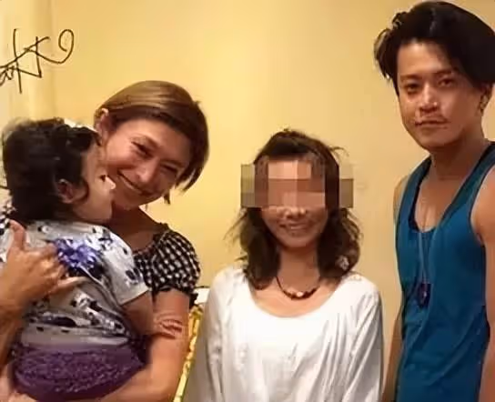 小粟旬：結婚10年，老婆給他生了3個孩子，還是不改花心本色