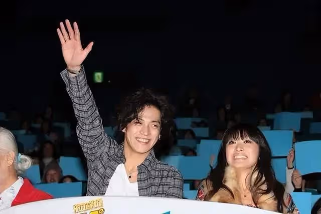 小粟旬：結婚10年，老婆給他生了3個孩子，還是不改花心本色