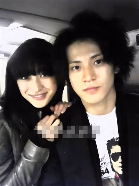 小粟旬：結婚10年，老婆給他生了3個孩子，還是不改花心本色