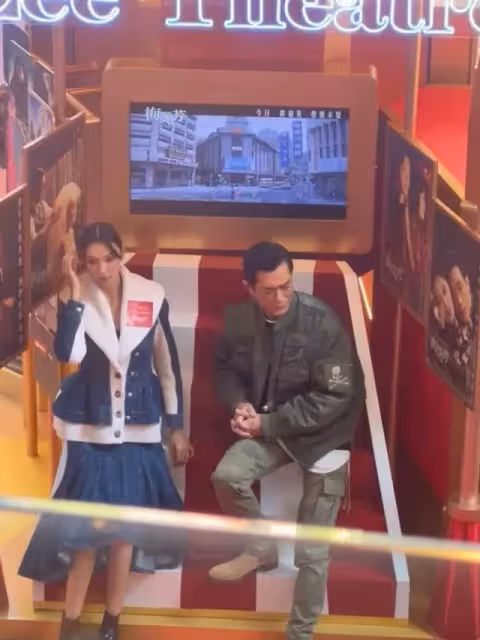 51歲古天樂被偶遇,五官帥氣28年沒變化,與美女演員站一起如姐弟