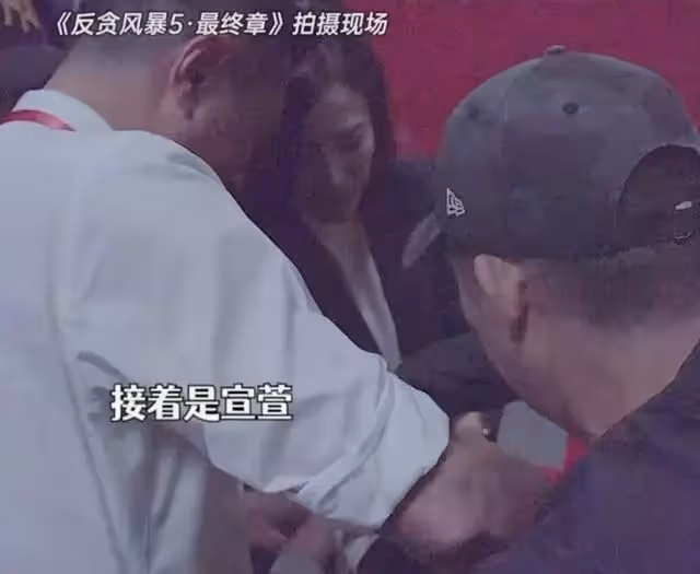 51歲古天樂被偶遇,五官帥氣28年沒變化,與美女演員站一起如姐弟