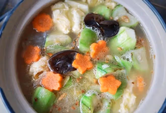 絲瓜鮮蝦煲：清熱低脂，味美養生，春天養生必備