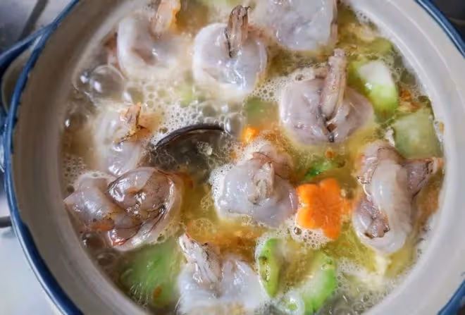 絲瓜鮮蝦煲：清熱低脂，味美養生，春天養生必備