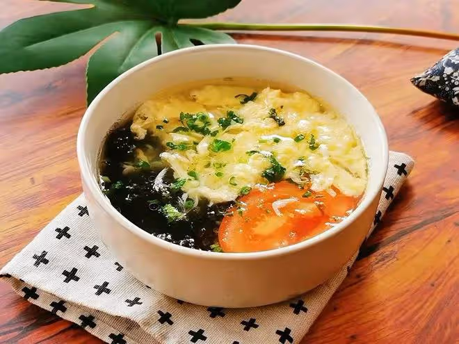 紫菜蛋花湯，拿捏好「2點」，蛋花完整，湯無渣，幾分鐘做一碗