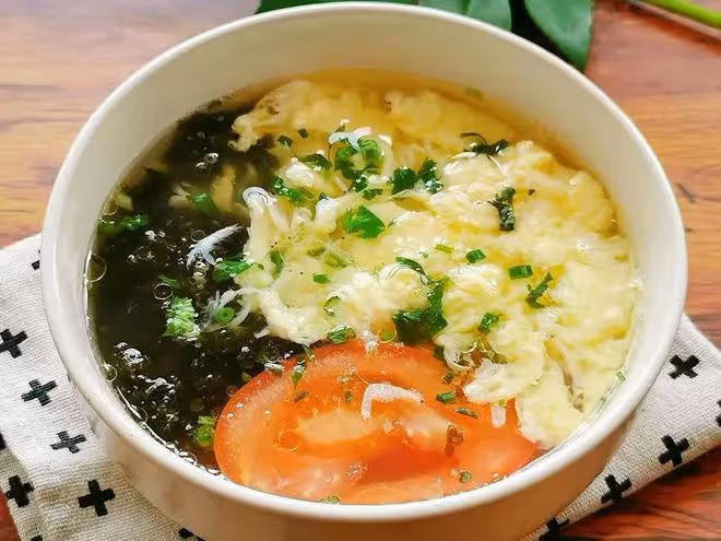 紫菜蛋花湯，拿捏好「2點」，蛋花完整，湯無渣，幾分鐘做一碗