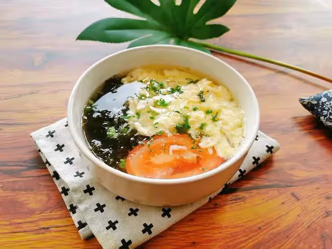 紫菜蛋花湯，拿捏好「2點」，蛋花完整，湯無渣，幾分鐘做一碗