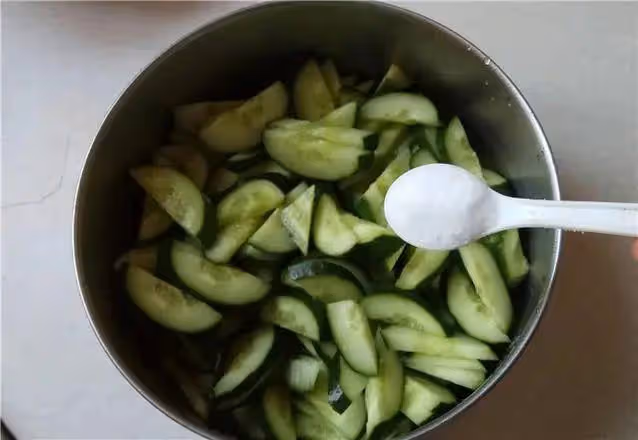 拌黃瓜時，切完切忌直接拌！多加這1步，黃瓜又香又脆，更入味
