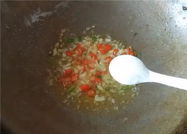 拌黃瓜時，切完切忌直接拌！多加這1步，黃瓜又香又脆，更入味