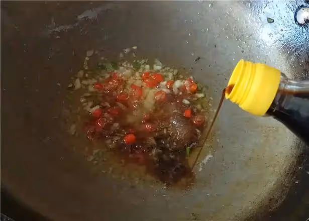 拌黃瓜時，切完切忌直接拌！多加這1步，黃瓜又香又脆，更入味
