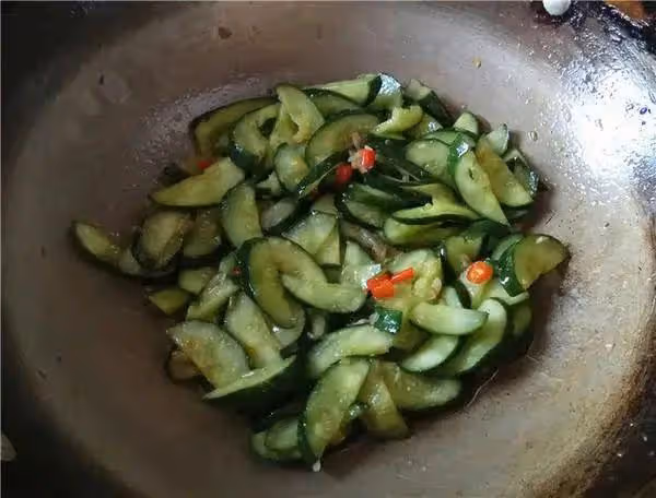 拌黃瓜時，切完切忌直接拌！多加這1步，黃瓜又香又脆，更入味