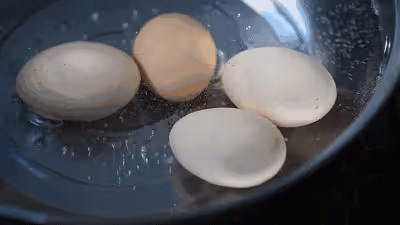 煮雞蛋：冷水、熱水下鍋都不對，牢記這3點，雞蛋輕輕一碰就脫殼
