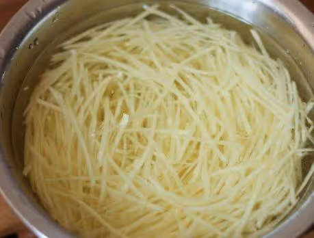 做酸辣土豆絲時，先放醋還是後放醋？掌握好方法，土豆絲更脆爽