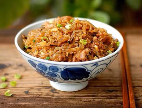 炒粉絲時，泡水還是下鍋煮？教你正確做法，粉絲順滑不粘鍋