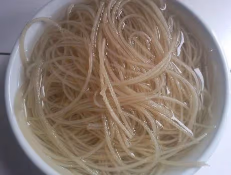 炒粉絲時，泡水還是下鍋煮？教你正確做法，粉絲順滑不粘鍋