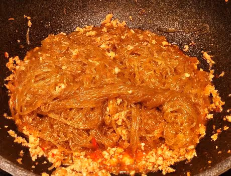 炒粉絲時，泡水還是下鍋煮？教你正確做法，粉絲順滑不粘鍋